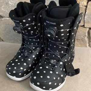 Snowboarding boots for women. Daisy design. Size 8